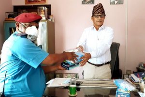 सामाजिक अभियन्ताद्वारा सुरक्षाकर्मीलाई स्वास्थ्य सामग्री हस्तान्तरण