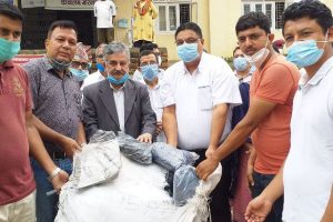 पूर्वी चितवनका तीन नगरलाई स्वास्थ्य सामग्री सहयोग