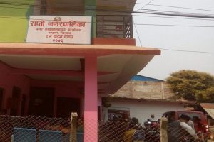 विपन्न परिवारको घर बनाउँदै राप्ती नगरपालिका