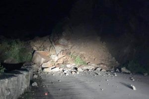 चारकिलोमा पुनः पहिरो, सडक अवरुद्ध