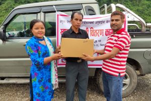 डेक नेपालद्वारा सिद्धिका चेपाङलाई स्वास्थ्य सामग्री वितरण