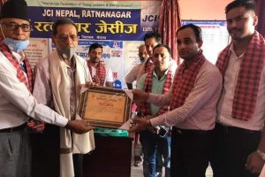 रत्ननगरका दुई अवकाश प्राप्त शिक्षकलाई सम्मान
