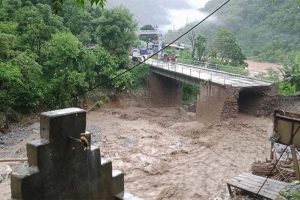 मौवा खोला पुलको एप्रोच सडक बगाएपछि पृथ्वी राजमार्ग अवरुद्ध
