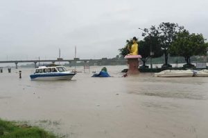 नारायणीको बाढीले तटबन्धको स्पर बगायो