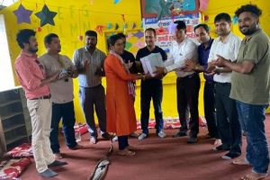 विपन्न समुदायका विद्यार्थीलाई स्टेसनरी वितरण
