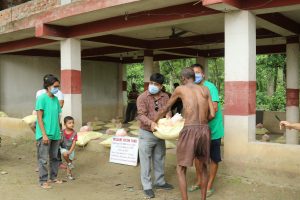 लकडाउनका कारण समस्यामा परेका वन्यजन्तुपीडितलाई राहत वितरण