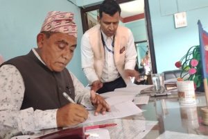 निषेधाज्ञा पालना गराउँदै वडाध्यक्ष अधिकारी