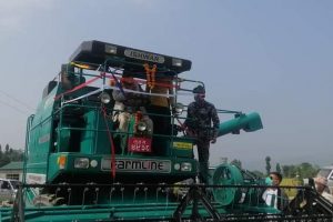 माडीमा धान काट्ने मेसिन कम्बाइन हार्मेस्टरको कृषि मन्त्री लामाद्वारा उद्धघाटन