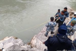 बिरामी लिएर काठमाडौं जाँदै गरेकाे भ्यान त्रिशुली नदीमा खस्याे, ३ बेपत्ता १ सकुसल