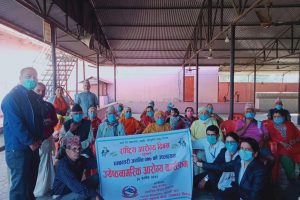 वृद्धआश्रममा रहेका ज्येष्ठ नागरिकलाई आयुर्वेदिक औषधि वितरण