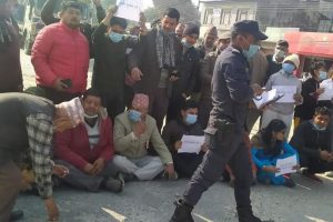 भरतपुर बाइपास सडक विस्तारमा ढिलाइ भएको भन्दै स्थानीयद्वारा चक्काजाम