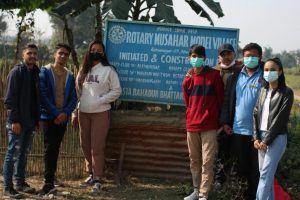 इन्ट्रयाक्ट क्लब अफ स्काईराइडरद्वारा राेटरी मुसहर भिलेजलाई न्यानाे कपडा बितरण