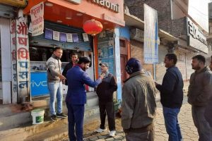 सोमबार अनिवार्य पसल वन्द गर्ने निर्णय बमोजिम रत्ननगर उवासंघले गर्याे बजार अनुगमन