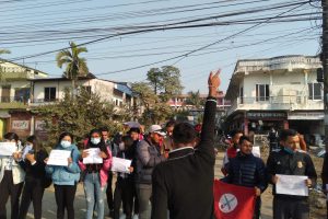 कांग्रेस नेता रामचन्द्र पाैडेल पक्राउकाे बिराेधमा साैराहा चाेकमा नेविसंघको प्रदर्शन