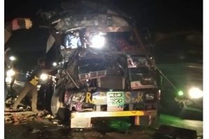 पूर्वी चितवनकाे राप्तीमा बस र ट्रक ठाेक्किए, बस चालककाे मृत्यु, अन्य घाइते