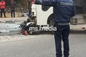 रत्ननगरकाे हरिहर मन्दिर अगाडि मिनिबस र बाईक ठाेक्किदा बाईकमा सवार २ जनाकाे मृत्यु