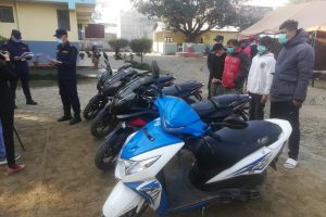 चितवनमा माेटरसाईकल तथा स्कुटर चाेरी गर्ने ४ जना प्रहरीद्वारा सार्वजनिक