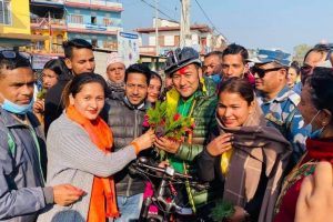 विश्व साइकल यात्री पुष्कर शाह सहितको टोली माडीमा