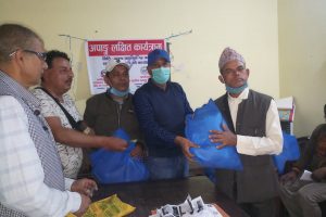 रत्ननगर वडा नं. १ मा रहेका अपाङ्गता भएका व्यक्तिलाई गरियो सहयोग हस्तान्तरण