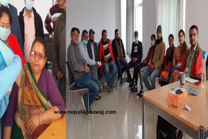 पत्रकार र जनप्रतिनिधिले पनि लगाए पूर्वी चितवनमा कोरोनाविरुद्धको खोप