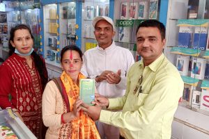 भाग्यमानी लक्ष्मी जसले ९ हजारको मोवाईल किन्दा १५ हजारको मोवाईल उपहार पाइन्