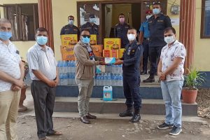 रत्ननगर उद्योग वाणिज्य संघद्वारा ईप्रका टाँडीलाई स्वास्थ्य तथा खाद्यान्न सामाग्री हस्तान्तरण