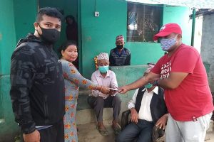 बेसहाराको सहारा बन्दै सहयोग गर्न पुगे तरुण बिभाग संयोजक प्रल्हाद सापकोटा ।