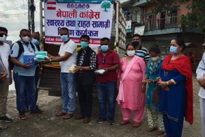 सामाजिक उत्तरदायित्वमा अग्रणी बन्दै नेपाली कांग्रेस, नगर समितिले बाड्यो स्वास्थ्य तथा राहत