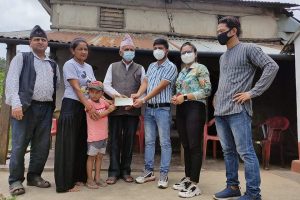 युनिक ढकाल बचाउँ अभियान अन्तर्गत युवा अभियानले संकलन गरेको आर्थिक सहयोग बुझायो