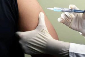 आजबाट रत्ननगरमा ६२ वर्षदेखि ६४ वर्षसम्मका उमेर समूहलाई कोरोना बिरुद्धको भेरोसिल खोप लगाइदै