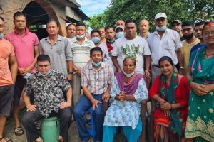 पक्षाघातबाट ग्रसित सुबर्णलाई कांग्रेस युवा नेता सापकोटाले गरे आर्थिक सहयोग