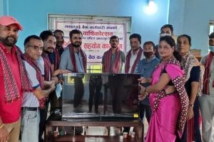 माछापुच्छ्रे बैंक कर्मचारी संघद्वारा ॐ शान्ति राष्ट्रिय आधारभूत विद्यालयलाई स्मार्ट टिभी सहयाेग