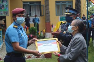 ६६ औं प्रहरी दिवसमा रत्ननगरकि प्रहरी हवल्दार निलिमा खनाल सम्मानित