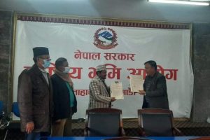 सुकुमबासीलाई लालपूर्जा दिन रत्ननगर नगरपालिका र आयोगबीच गरियो सम्झौता