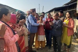 कांग्रेस वडा नं. १३ द्वारा छाना बिहिन सुकुम्बासीलाई जस्ता पाता र नगद सहयोग प्रदान ।