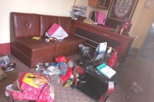 फाेहाेर नउठेकाे भन्दै रत्ननगरका एक युवाले फाले उप-मेयरकाे काेठामा फाेहाेर