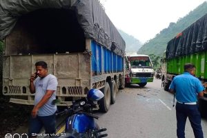नारायणगढ मुग्लिङ सडक खण्डको कालीखोलामा बस र ट्रक ठोक्कियो
