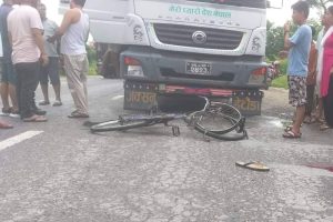 पूर्वी चितवनको राप्तिमा डिब्बा ट्रकको ठक्करबाट साईकलमा सवार एक जना गम्भिर घाईते