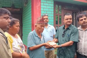 पत्रकार सिंजालीको उपचारको लागि पूर्वी चितवन पत्रकार मञ्चको आर्थिक सहयोग