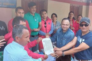 रत्ननगर रोटरीद्वारा राष्ट्रिय आधारभुत विद्यालय लटाैलीलाई जग्गा हस्तान्तरण