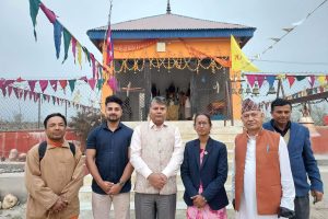 असली अयोध्याका अध्येता लोकमणि पौडेल सहितको टोली माडीमा