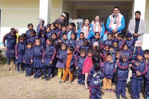 राष्ट्रिय आधारभूत विद्यालय खैरहनीका विद्यार्थिलाई न्यानो कपडा वितरण