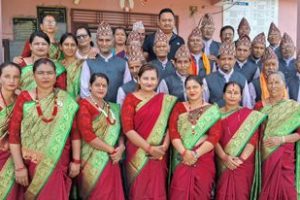 रत्ननगर-१५ द्वारा नेपाली राष्ट्रिय पोषाक वितरण