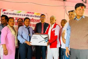 खैरहनीकाे गवै माविका २१ विद्यार्थीलाई ल्यापटप