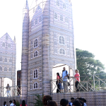 खेलकुद महोत्सवमा निर्मित लन्डन ब्रिजमा दर्शकहरुको आकर्षण