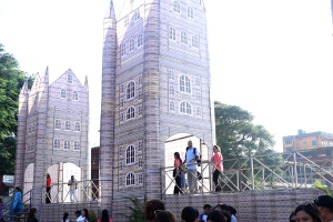 खेलकुद महोत्सवमा निर्मित लन्डन ब्रिजमा दर्शकहरुको आकर्षण